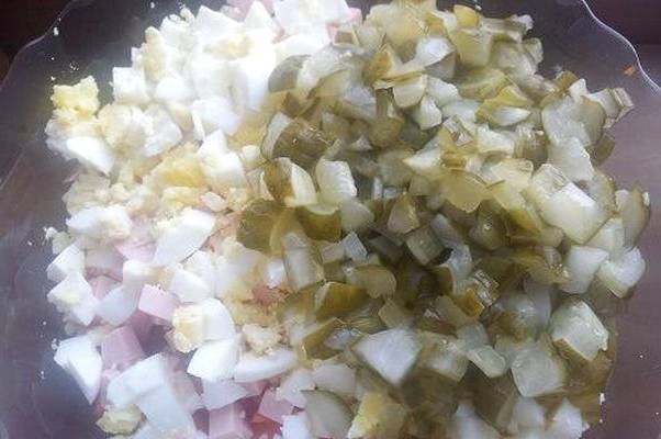 Мясной салат с колбасой