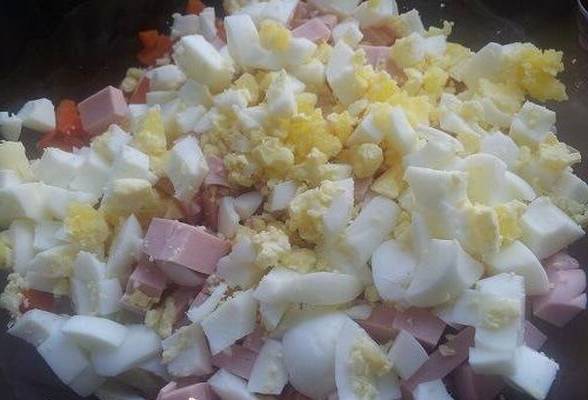 Мясной салат с колбасой
