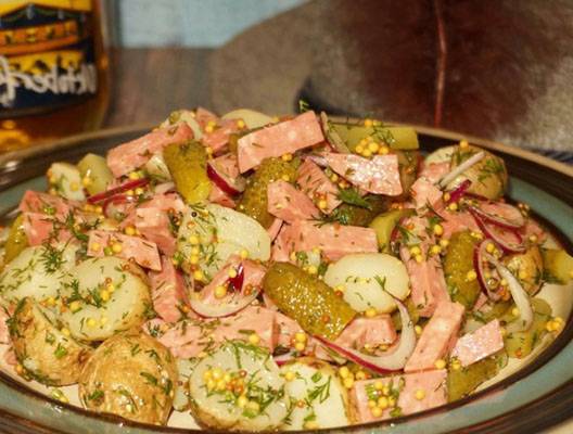 Немецкий картофельный салат с солеными огурцами и копченой колбасой