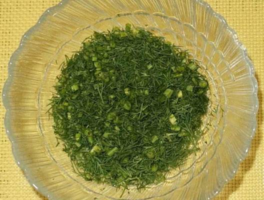 Немецкий картофельный салат с солеными огурцами и копченой колбасой
