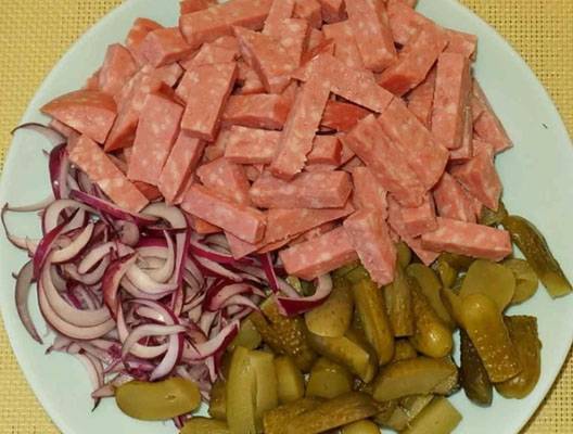 Немецкий картофельный салат с солеными огурцами и копченой колбасой