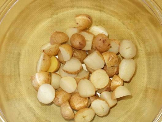 Немецкий картофельный салат с солеными огурцами и копченой колбасой