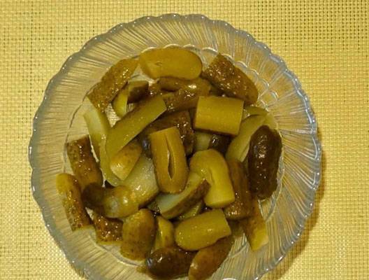 Немецкий картофельный салат с солеными огурцами и копченой колбасой