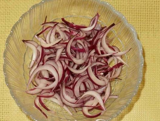 Немецкий картофельный салат с солеными огурцами и копченой колбасой