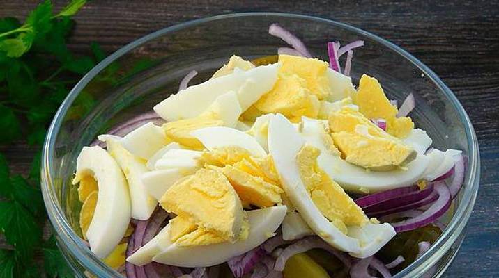 Немецкий картофельный салат с солеными огурцами