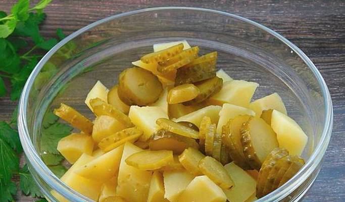Немецкий картофельный салат с солеными огурцами