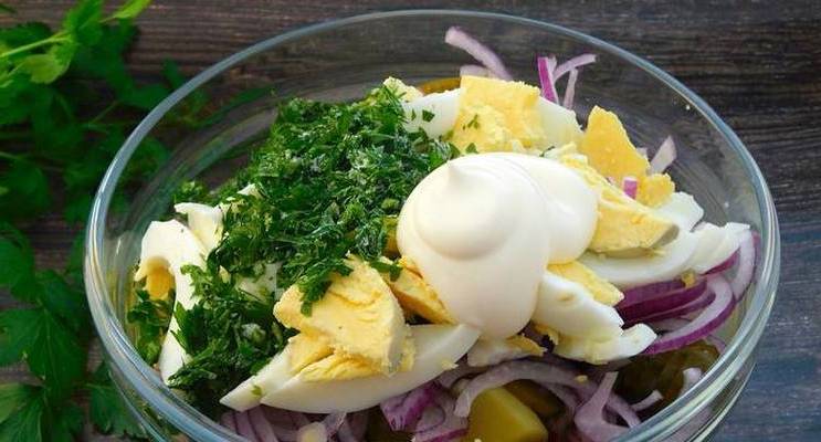 Немецкий картофельный салат с солеными огурцами