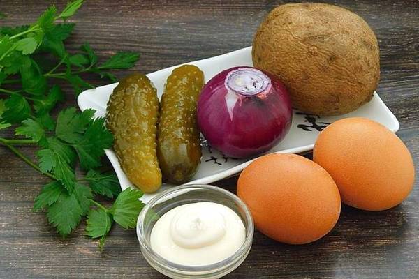 Немецкий картофельный салат с солеными огурцами