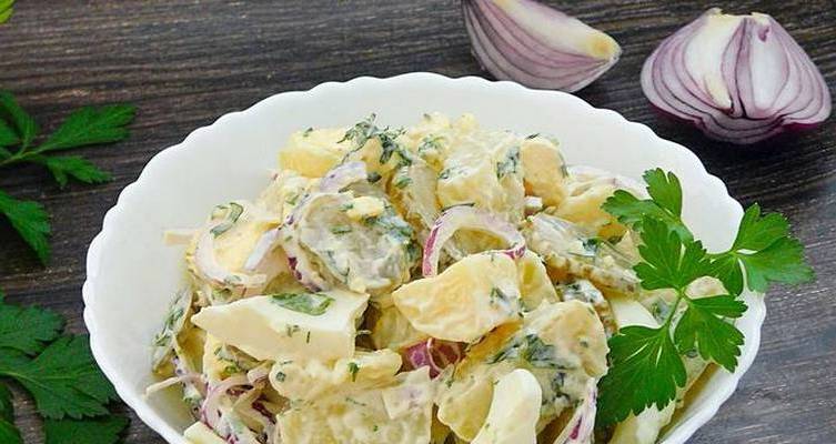 Немецкий картофельный салат с солеными огурцами