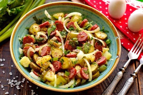 Немецкий картофельный салат с колбасками