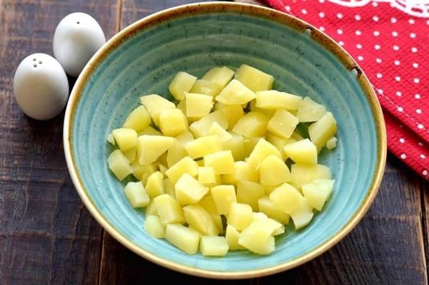 Немецкий картофельный салат с колбасками