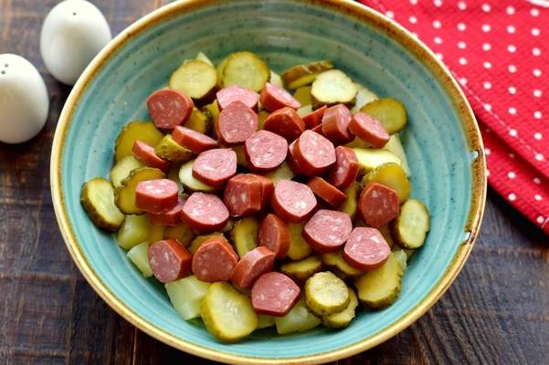 Немецкий картофельный салат с колбасками