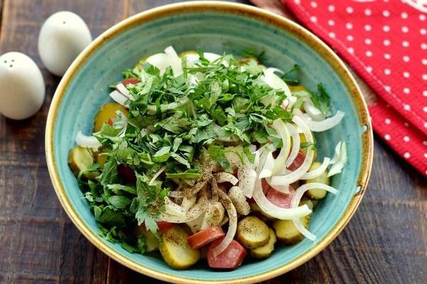 Немецкий картофельный салат с колбасками