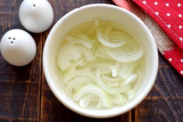 Немецкий картофельный салат с колбасками