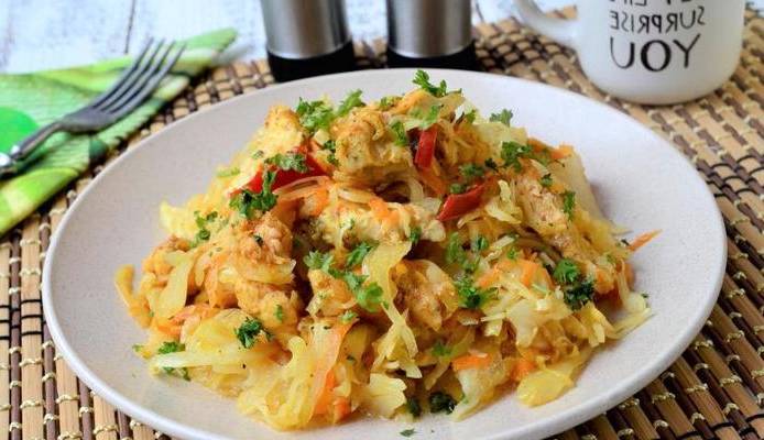 Тушеная капуста с курицей в рукаве для запекания в духовке