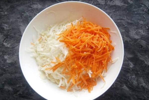 Тушеная капуста с курицей в рукаве для запекания в духовке