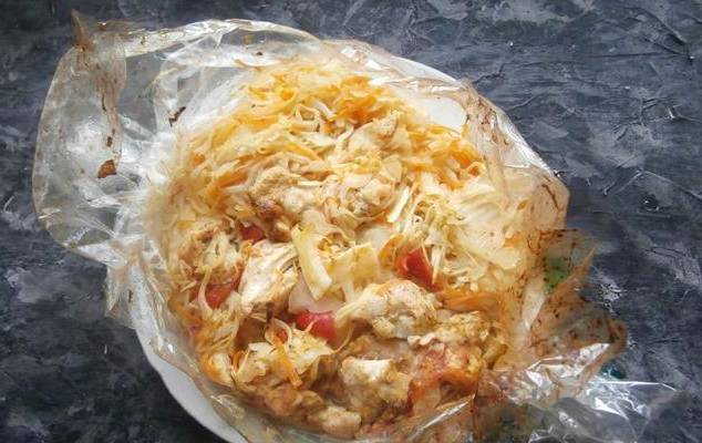 Тушеная капуста с курицей в рукаве для запекания в духовке