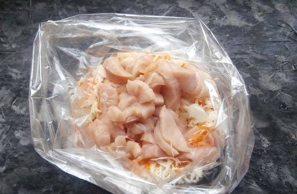 Тушеная капуста с курицей в рукаве для запекания в духовке