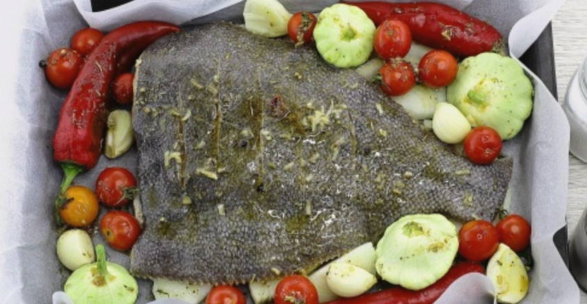 Камбала с овощами в духовке