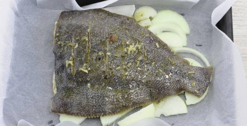 Камбала с овощами в духовке