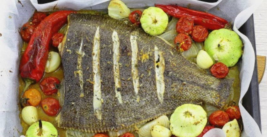 Камбала с овощами в духовке