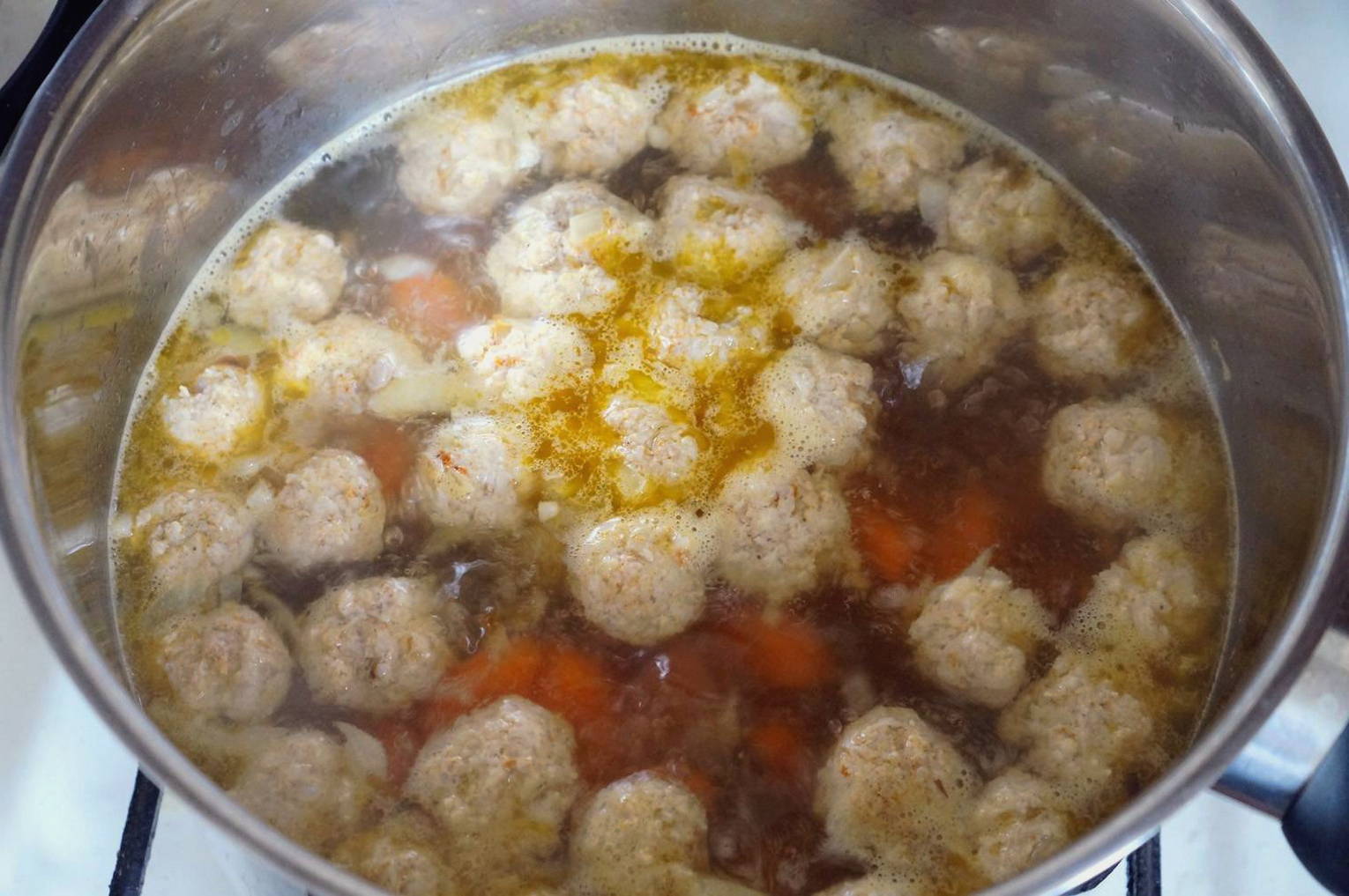 Суп с фрикадельками на курином бульоне