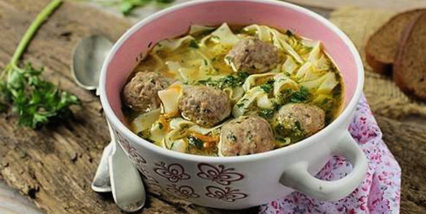 Суп с фрикадельками и домашней лапшой