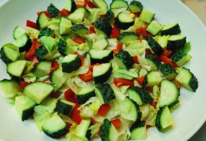 Греческий салат с горчицей в зернах