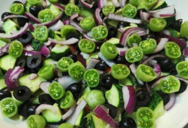 Греческий салат с горчицей в зернах