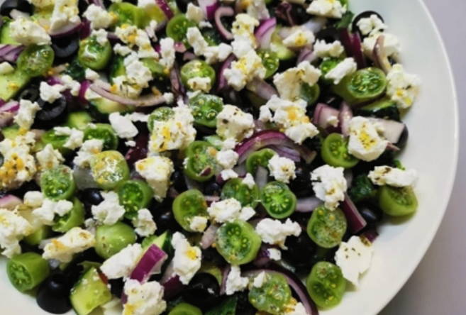 Греческий салат с горчицей в зернах