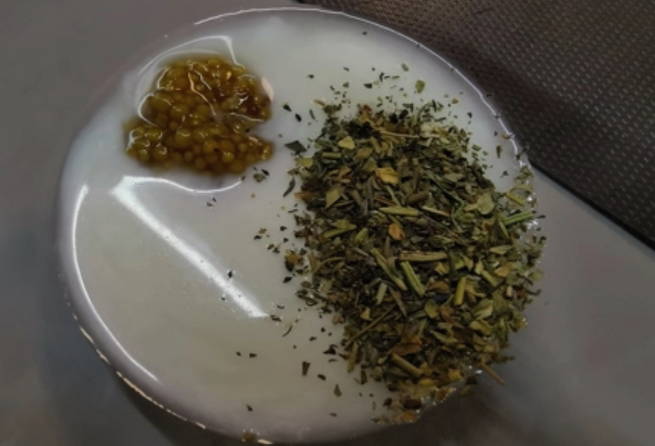 Греческий салат с горчицей в зернах