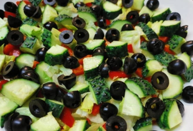 Греческий салат с горчицей в зернах