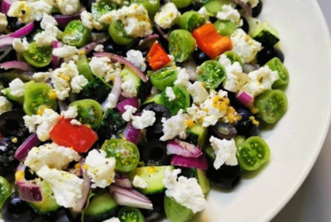 Греческий салат с горчицей в зернах