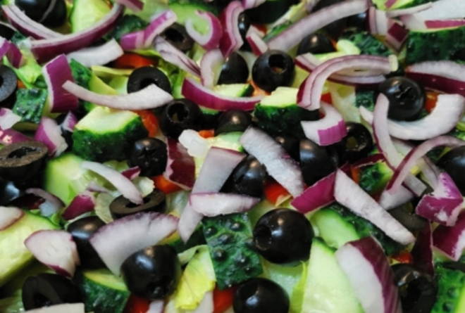 Греческий салат с горчицей в зернах