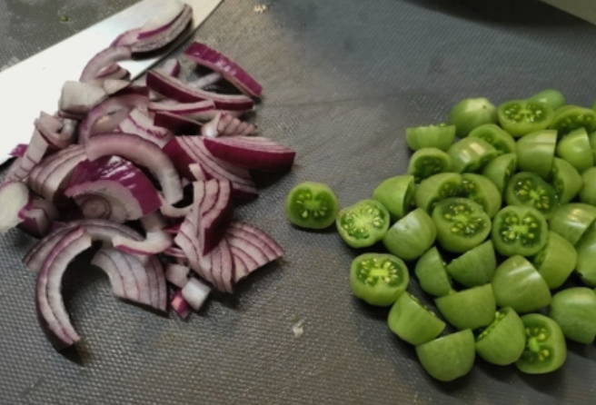 Греческий салат с горчицей в зернах