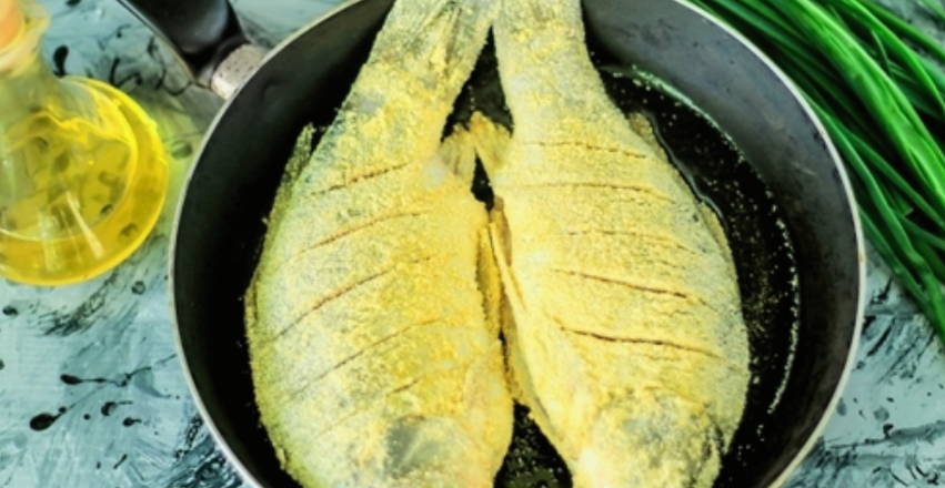 Жареный карась «без костей» на сковороде