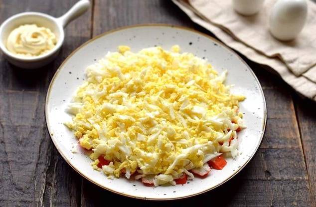 Крабовый салат с помидорами и яйцами