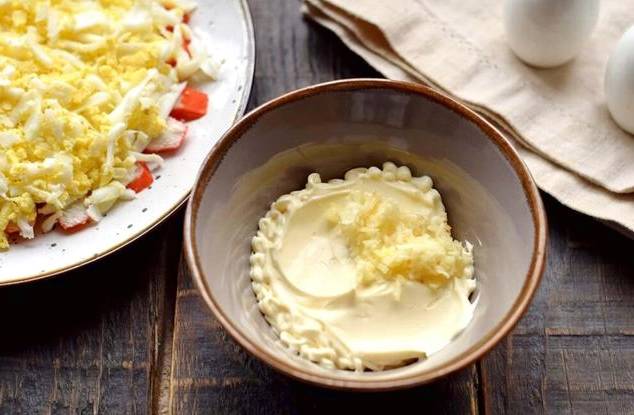 Крабовый салат с помидорами и яйцами