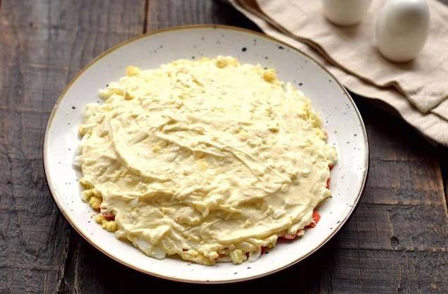 Крабовый салат с помидорами и яйцами