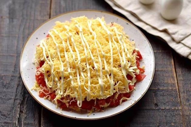 Крабовый салат с помидорами и яйцами