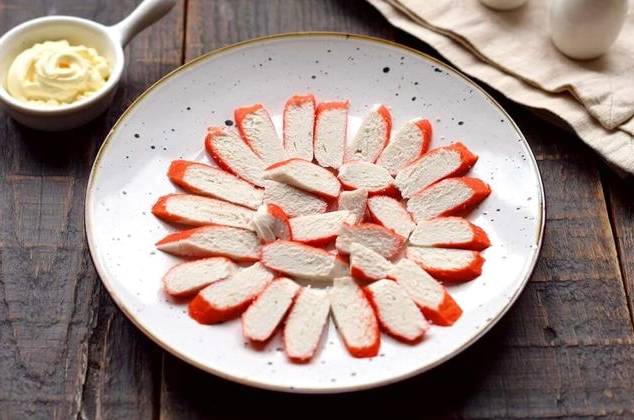 Крабовый салат с помидорами и яйцами