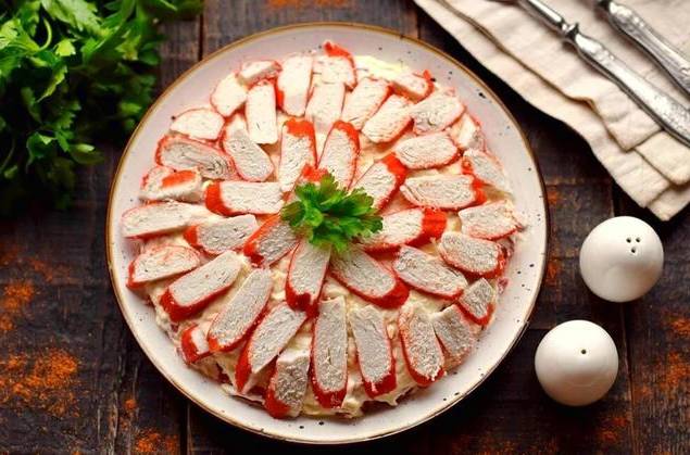 Крабовый салат с помидорами и яйцами