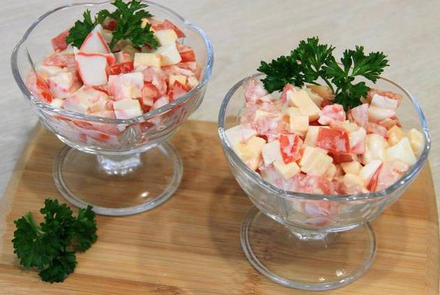Крабовый салат с помидорами, сыром, яйцом и чесноком
