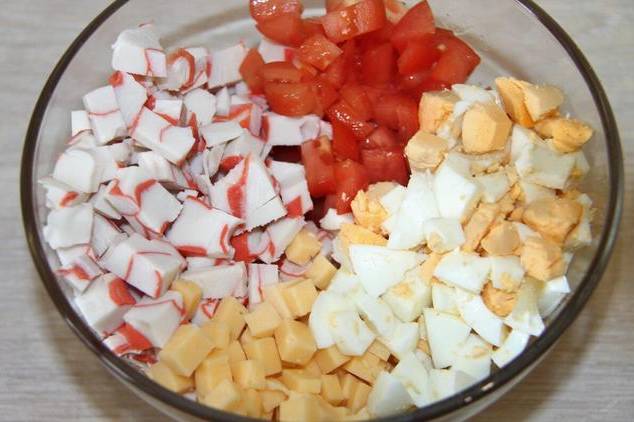 Крабовый салат с помидорами, сыром, яйцом и чесноком