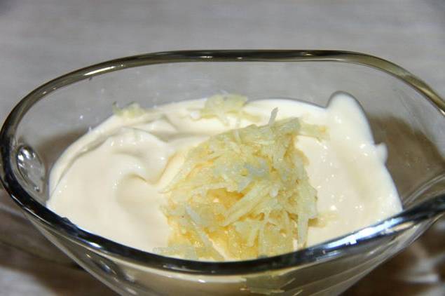 Крабовый салат с помидорами, сыром, яйцом и чесноком