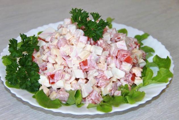 Крабовый салат с помидорами, сыром, яйцом и чесноком