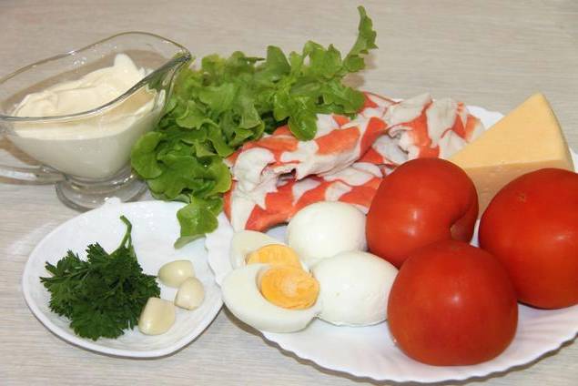 Крабовый салат с помидорами, сыром, яйцом и чесноком