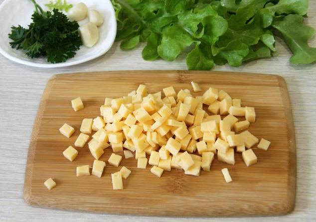 Крабовый салат с помидорами, сыром, яйцом и чесноком