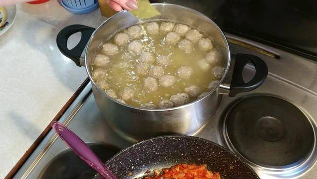 Суп с фрикадельками и красной консервированной фасолью