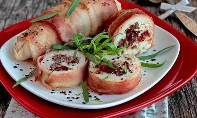 Куриные рулетики в беконе в духовке